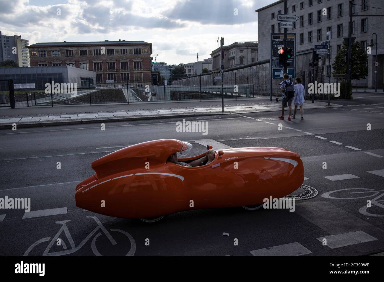 Trasporto alternativo al raccordo tra Niederkirchnerstrasse e Wilhelmstraße, dove il Muro di Berlino occupa ancora una sezione della strada, la Germania Foto Stock