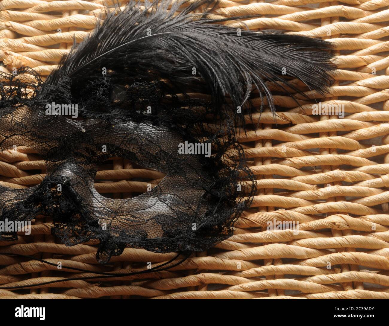 Maschera veneziana con piume e laccetto, per feste in maschera Red