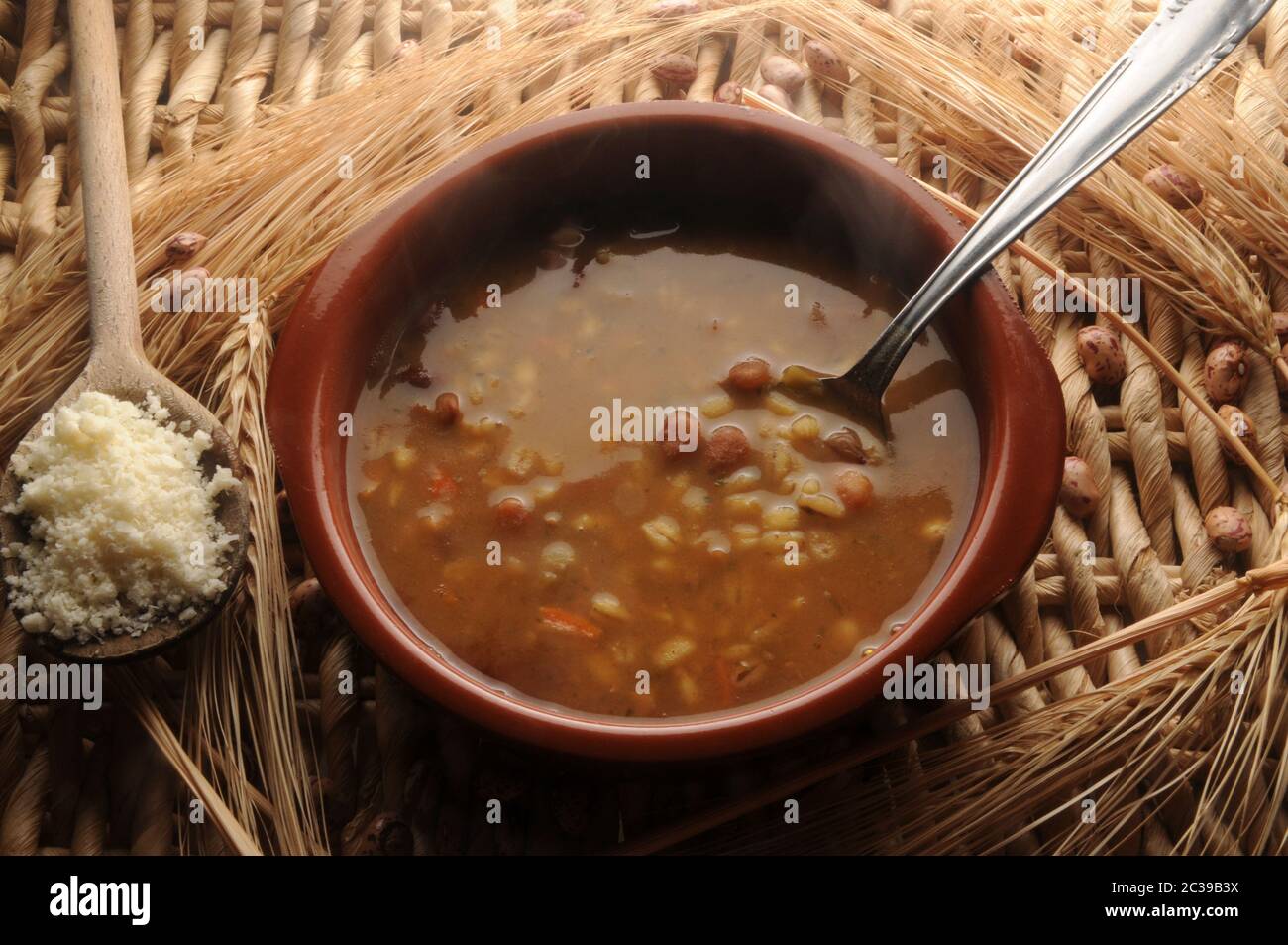 Primo piano su zuppa d'orzo con fagioli Foto Stock