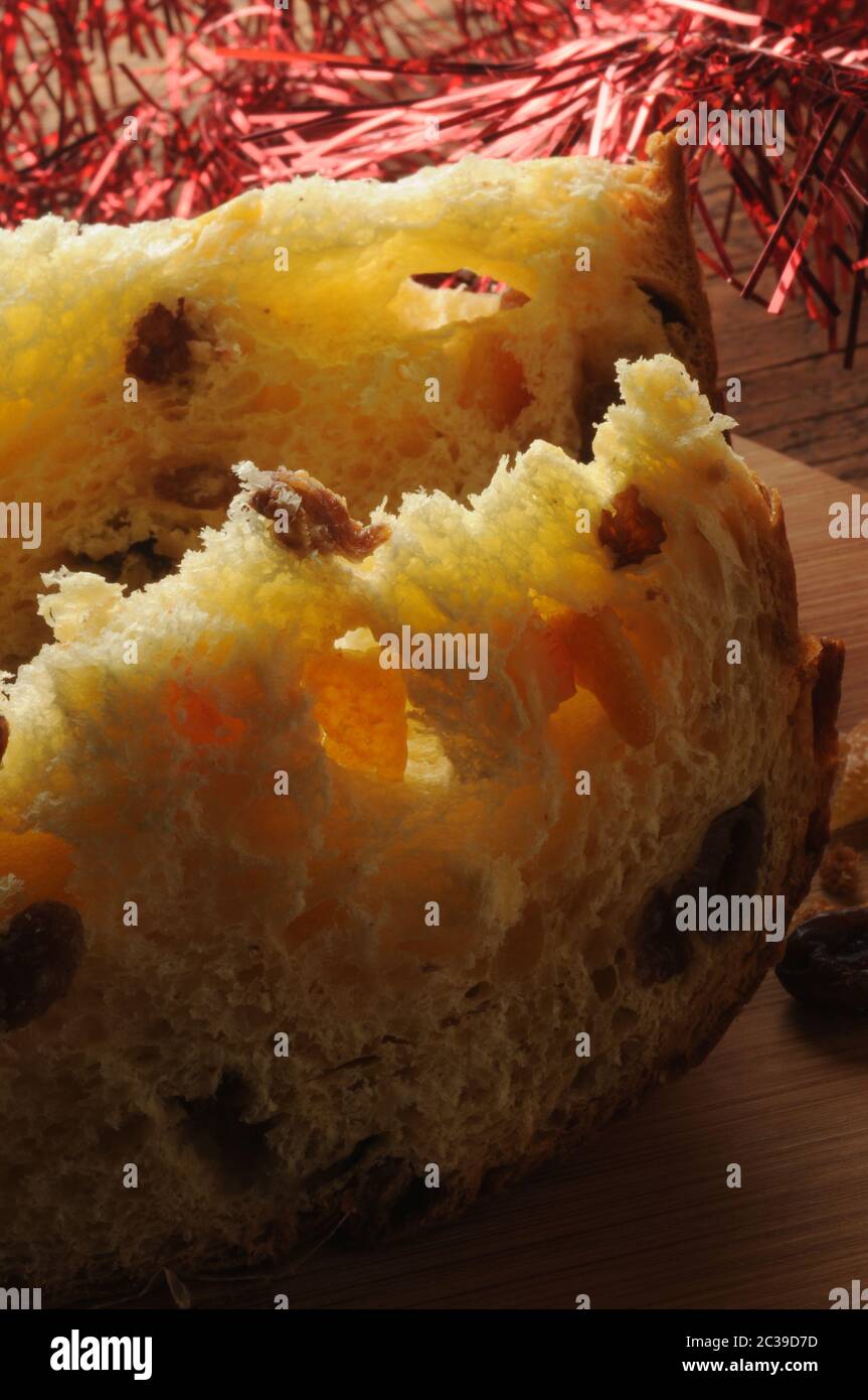 Due fette di panettone con uvetta Foto Stock