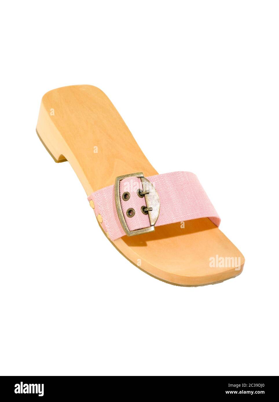 sandalo in legno flip flop rosa con fibbia isolata su bianco Foto Stock