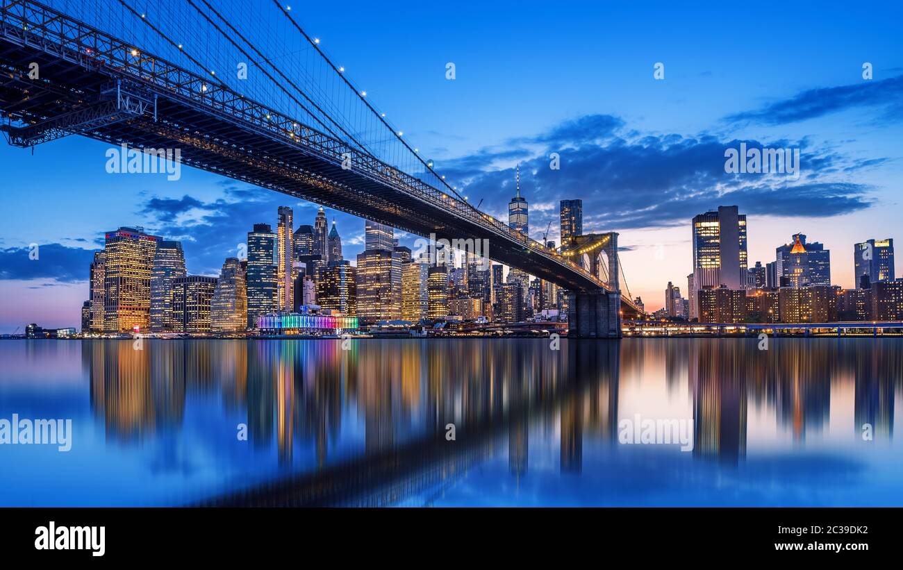 skyline di new york al tramonto Foto Stock