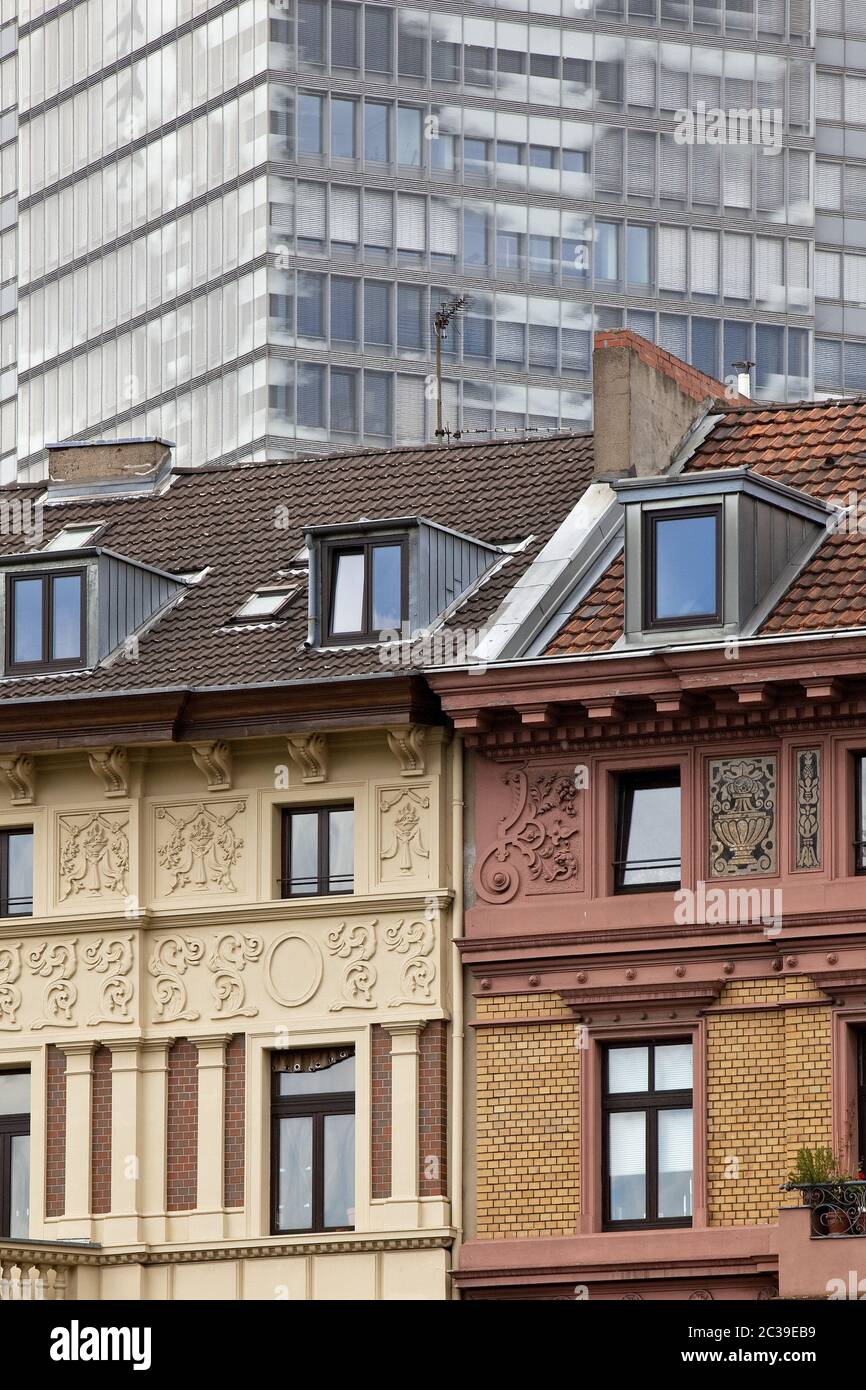 Architettura di contrasto, edifici residenziali di fronte alla torre di Colonia, Colonia, Germania, Europa Foto Stock
