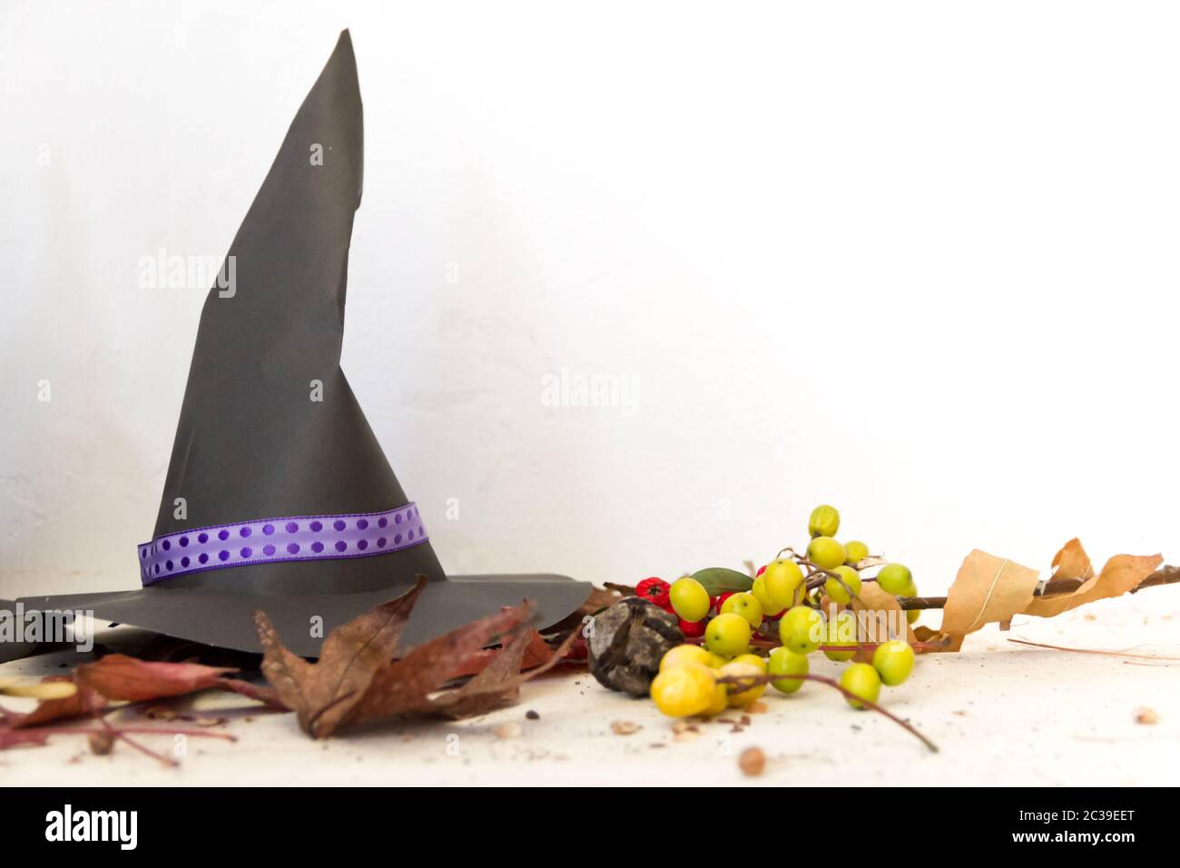 Decorazione con cappelli di strega e in autunno per la Festa di halloween Foto Stock