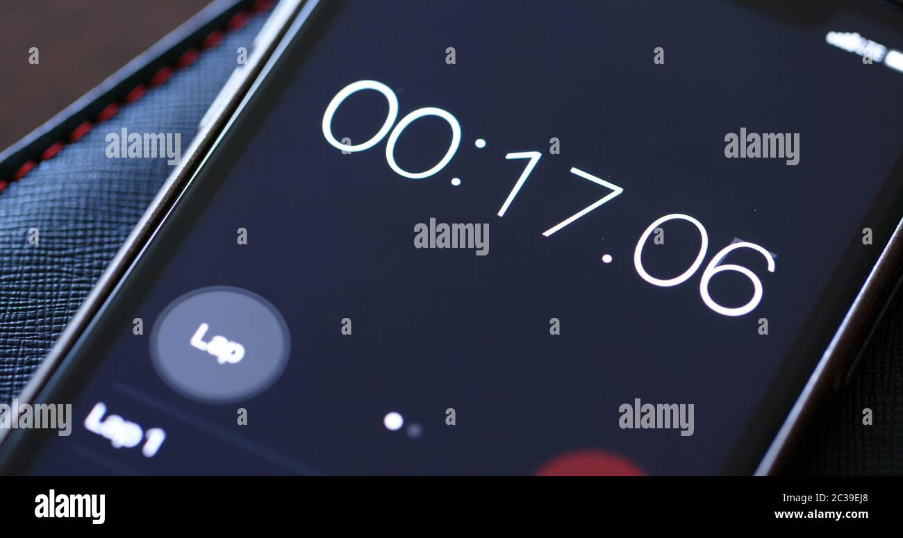 Cronometro digitale numerico con numero bianco e schermo nero sul cellulare  Foto stock - Alamy