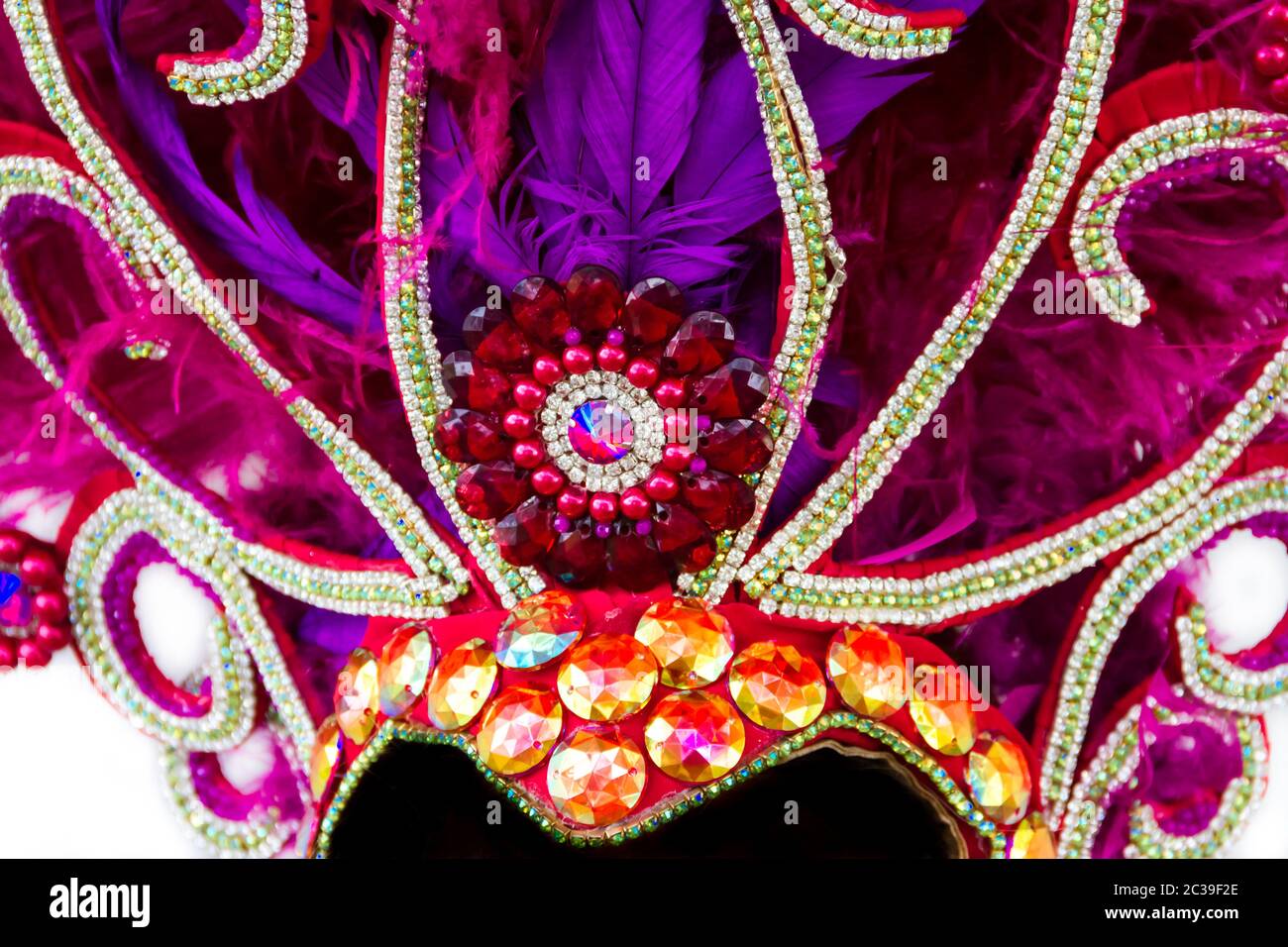 Casco decorato con pietre brillanti e piume per carnevale Foto Stock