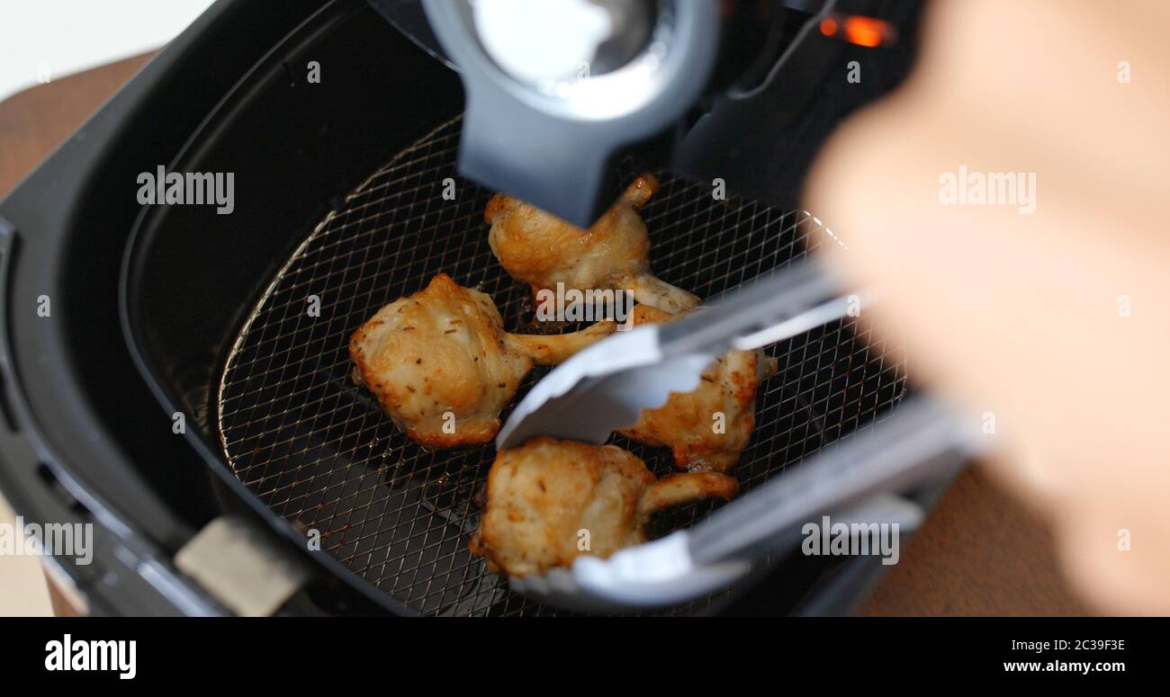 Friggitrice ad aria compressa, bastone di pollo croccante fatto in casa Foto Stock