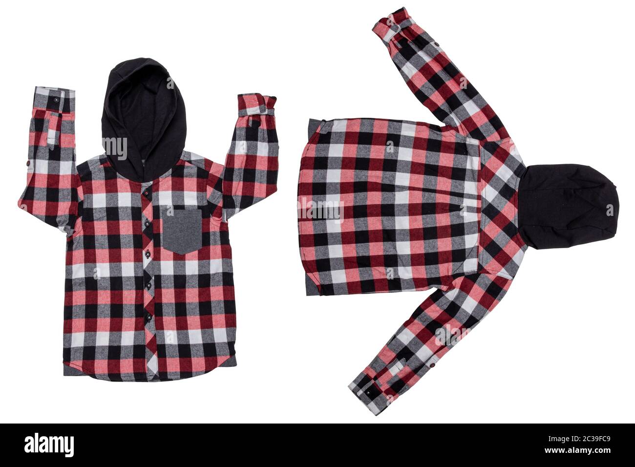 Felpa con cappuccio isolato. Close-up di un quartiere alla moda di rosso a scacchi maglietta felpa con cappuccio con maniche lunghe per ragazzo isolato su uno sfondo bianco. I bambini in primavera, autunno un Foto Stock