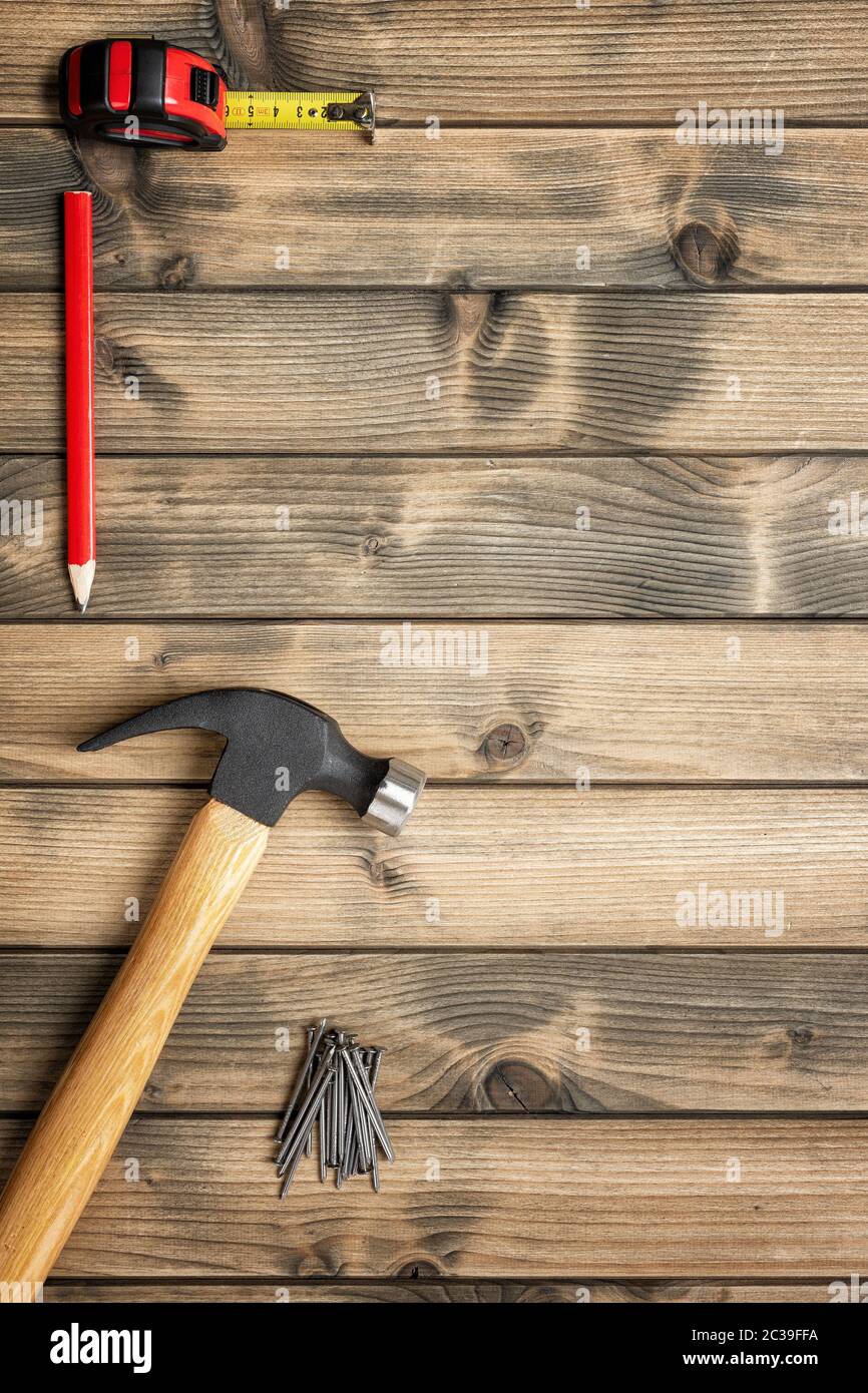 Vista superiore del martello e del falegname gli strumenti di lavoro su un antico tavolo in legno. Industria edile, fai da te. Spazio di testo. Foto Stock