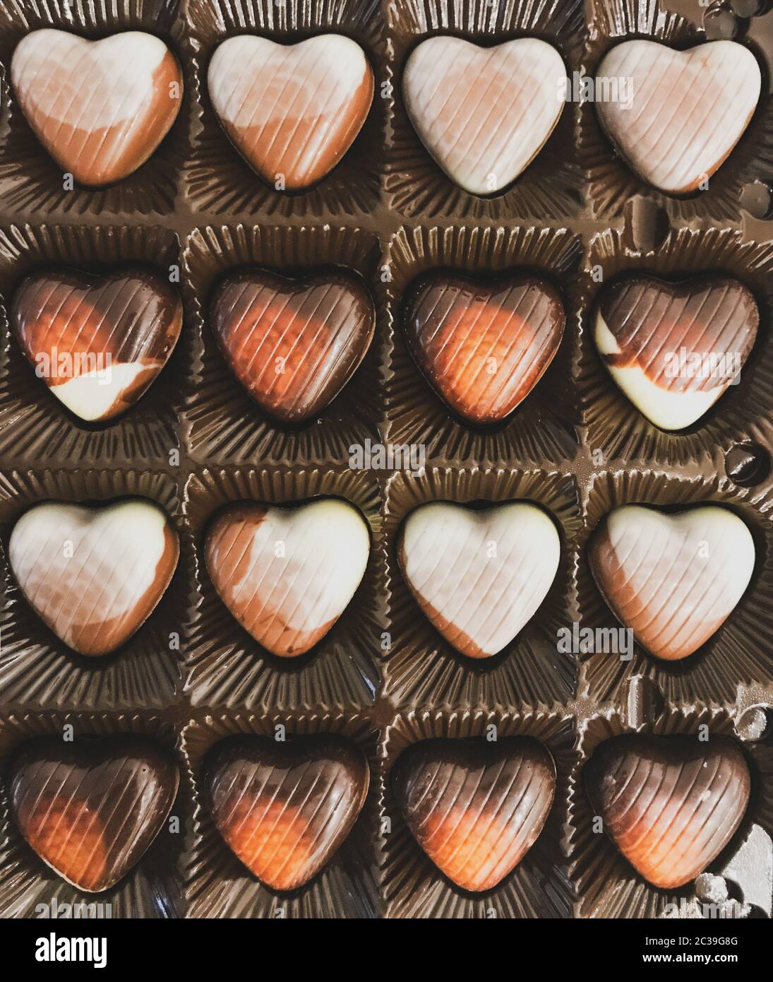 Cioccolatini a forma di cuore in una scatola di festa Foto stock - Alamy