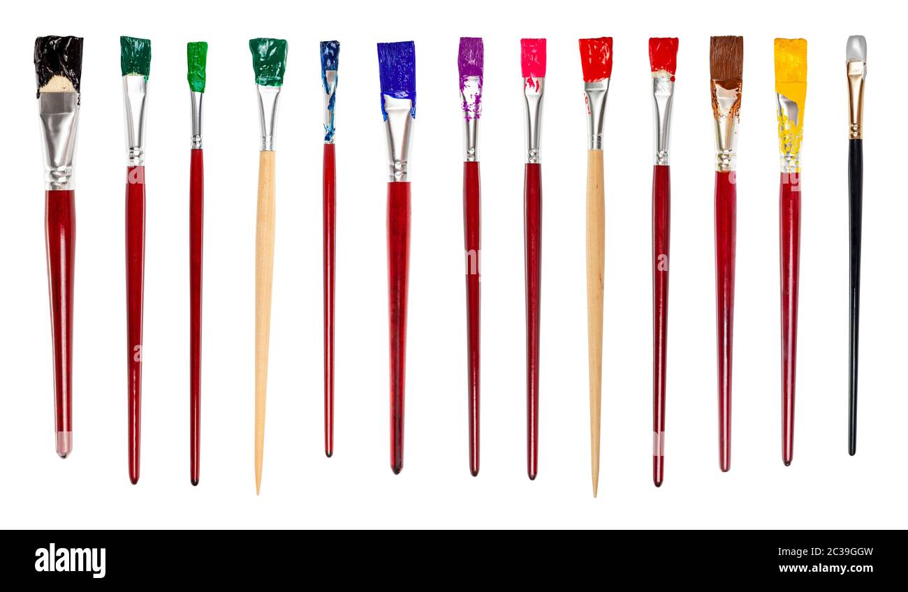 set di pennelli per pittura piatti con varie punte colorate isolate su sfondo bianco Foto Stock