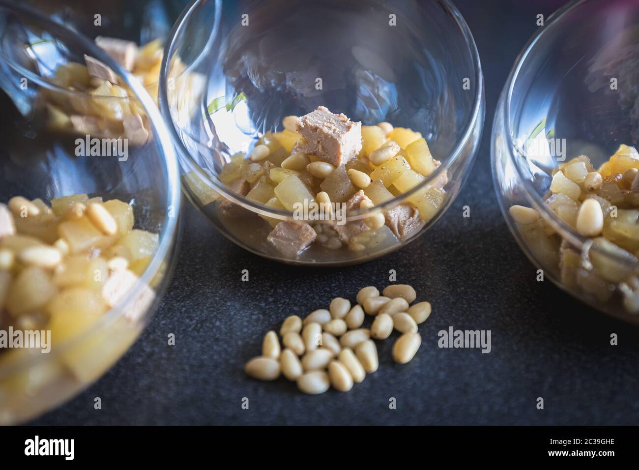 Verrine di pera di foie gras e pinoli in cucina francese Foto Stock