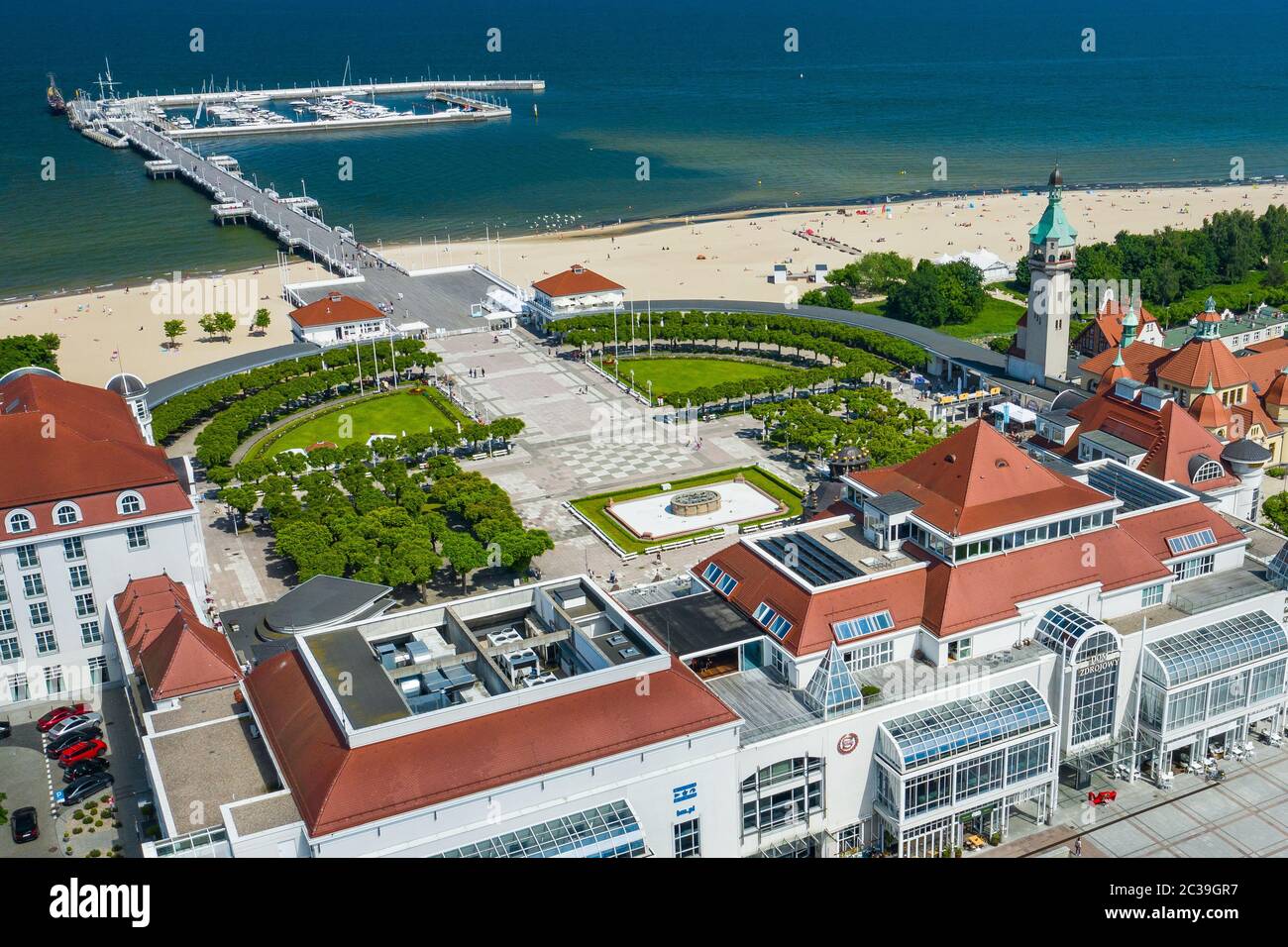 Vista aerea di Sopot. Splendida architettura di Sopot resort dall'alto. Molo in legno (Molo) e Golfo di Danzica. Sopot è la principale destinazione turistica a Pol Foto Stock