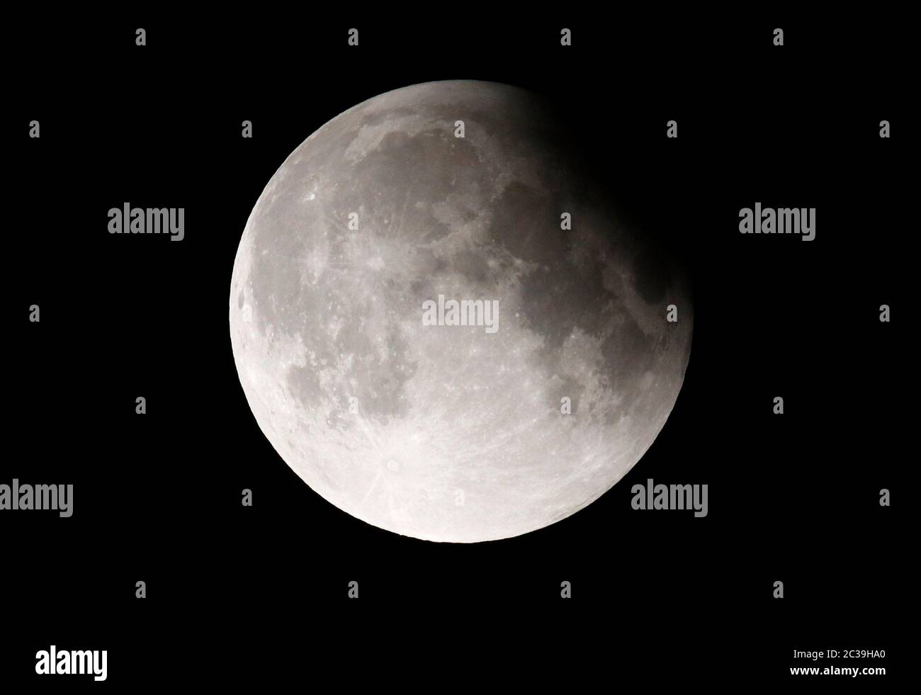 Impressionen: partielle Mondfinsternis vom 16. auf den 17.Juli 2019/ impressioni dal Eclissi lunare parziale del 16 luglio a luglio 17th, 2019, Berli Foto Stock