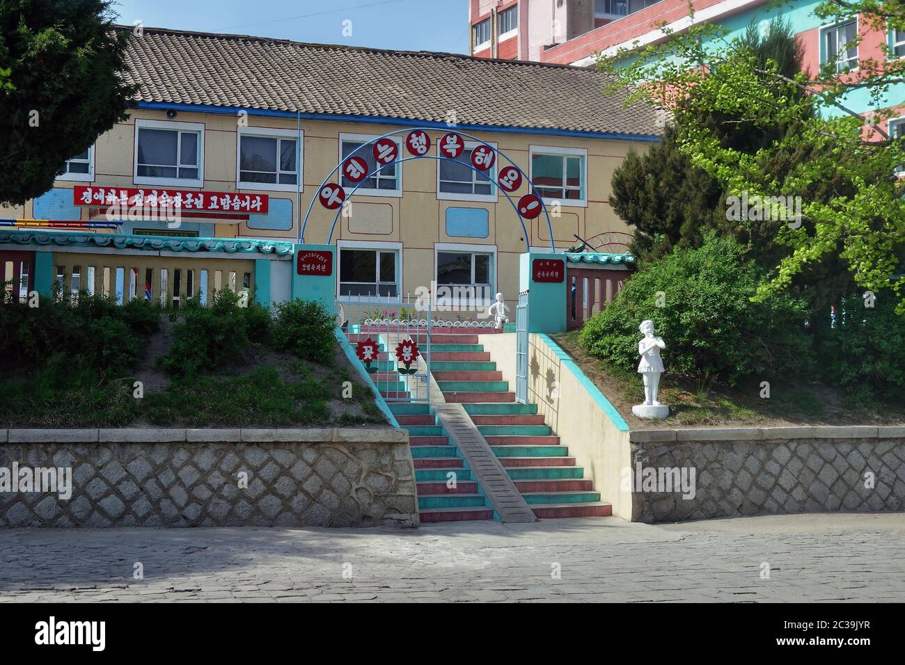 Kaesong, Corea del Nord - 5 maggio 2019: Edifici della scuola di musica per bambini a Kaesong Foto Stock