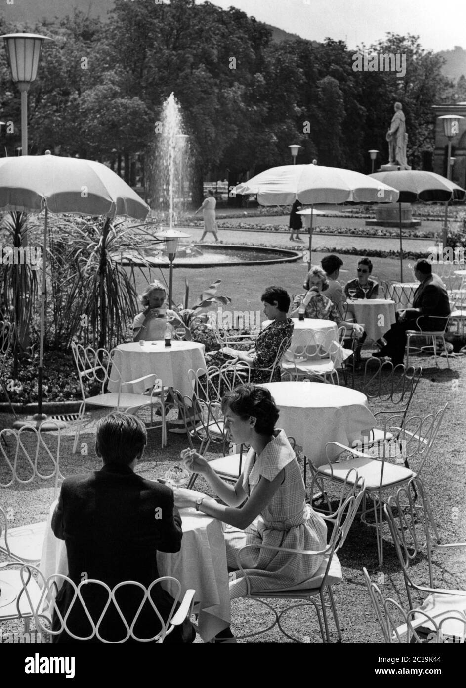 Cafe nel Kurgarten nella famosa località termale bavarese di Bad Kissingen. Foto Stock