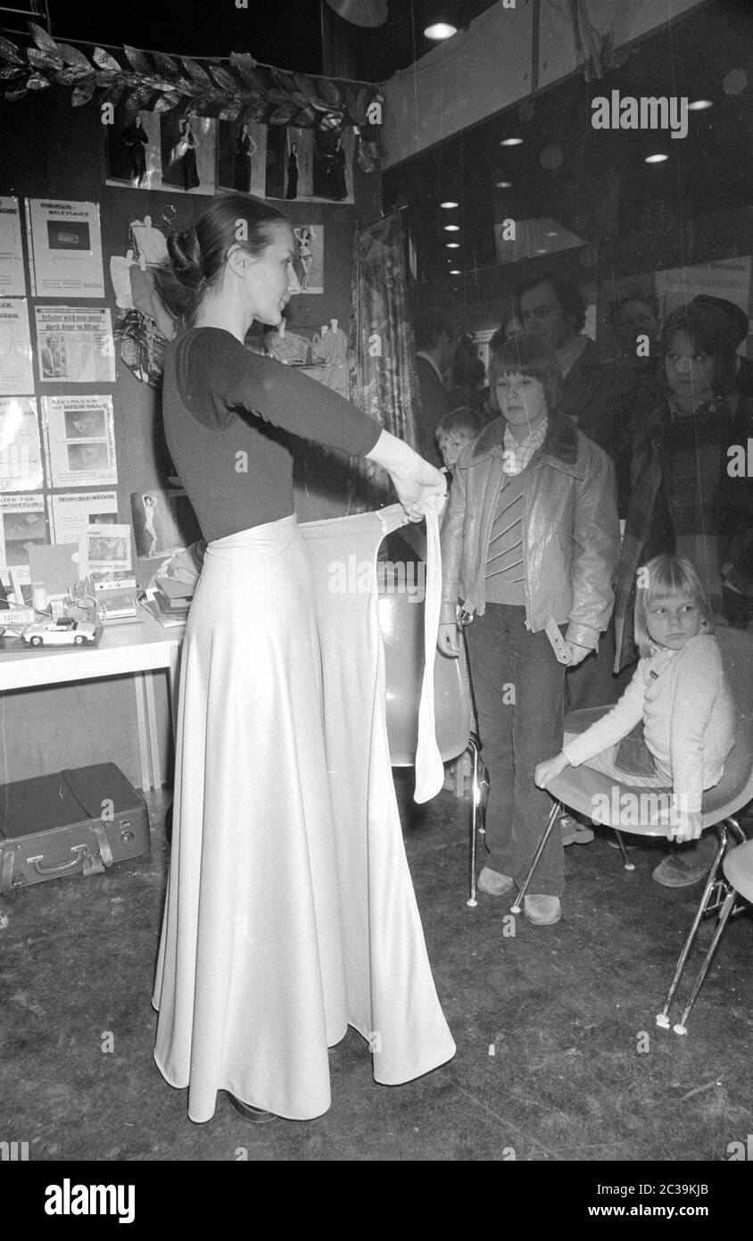 Una donna presenta un nuovo abito da imballaggio alla 'Inventor and Novelty Exhibition' di Norimberga. Foto Stock Una donna presenta un nuovo abito da imballaggio alla 'Inventor and Novelty Exhibition' di Norimberga. Foto Stock