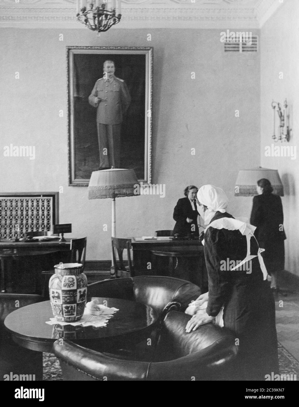 Vista sul banco del direttore del piano, sopra il quale si trova un enorme dipinto di Stalin. Due anni dopo la sua morte e un anno prima della de-Stalinizzazione è ancora onnipresente. Foto Stock