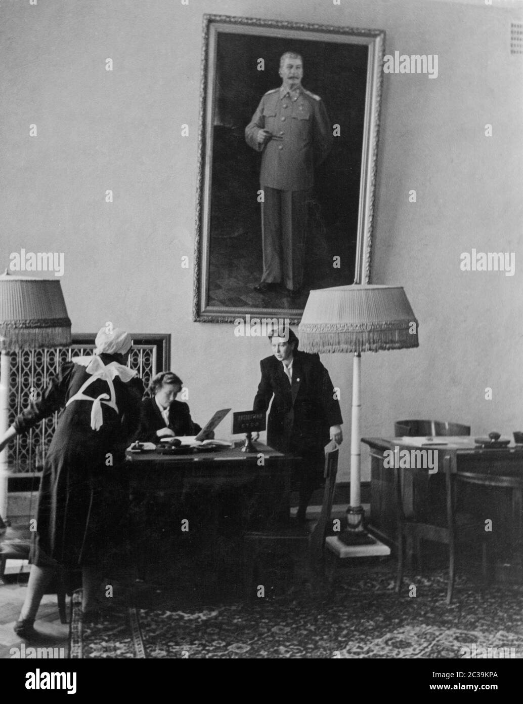 Vista sul banco del direttore del piano, sopra il quale si trova un enorme dipinto di Stalin. Due anni dopo la sua morte e un anno prima della de-Stalinizzazione è ancora onnipresente. Foto Stock