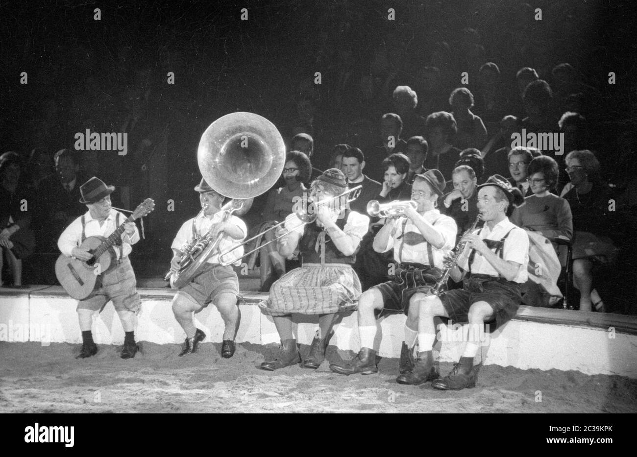 Una band musicale composta da clown vestiti con costumi tradizionali bavaresi al Circus Krone. Foto Stock