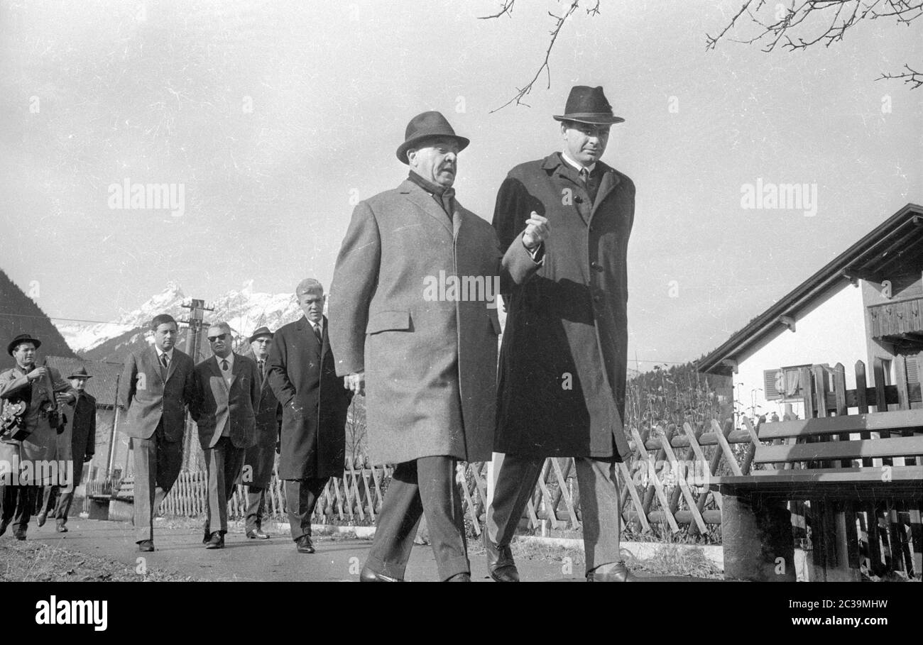 Mentre si è in visita a Schruns in Austria, il primo ministro rumeno Ion Gheorghe Maurer vuole cacciare un camoscio nel campo di caccia del Dr. Bertsch: Maurer (a sinistra) con il Dr. Bertsch. Foto Stock