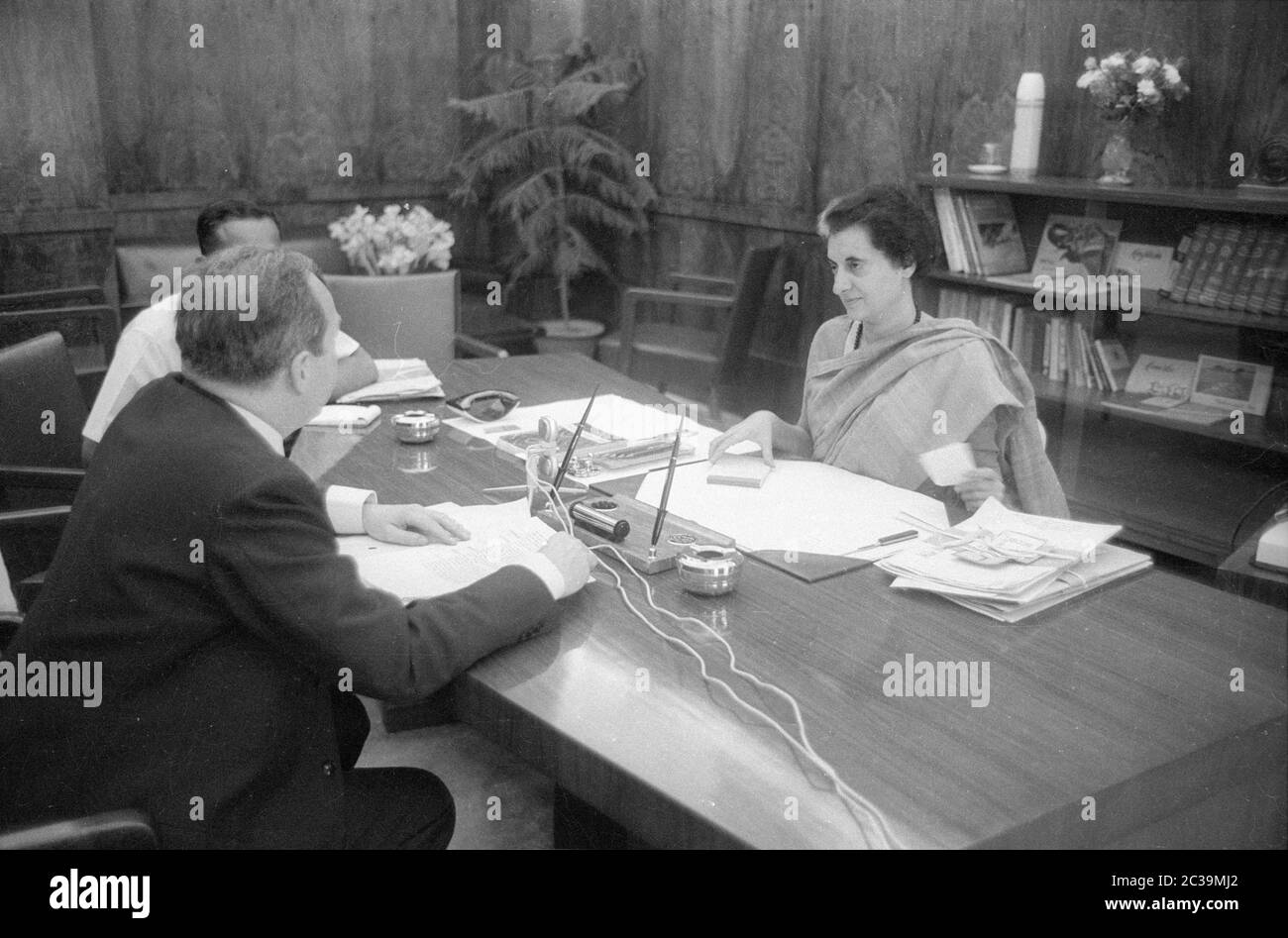 Il principe Konstantin di Baviera in visita Indira Gandhi nel 1966. Foto Stock