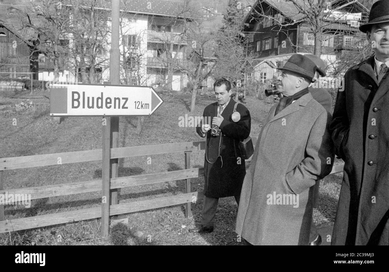 Mentre si è in visita a Schruns in Austria, il primo ministro rumeno Ion Gheorghe Maurer vuole cacciare un camoscio nel campo di caccia del Dr. Bertsch: Maurer e il Dr. Bertsch. Foto Stock