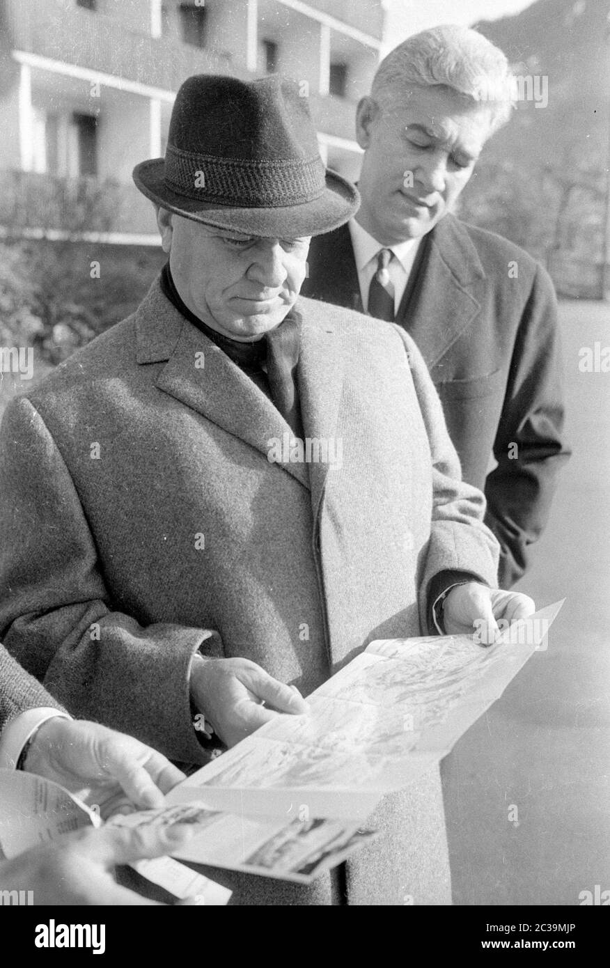 Mentre si è in visita a Schruns in Austria, il primo ministro rumeno Ion Gheorghe Maurer vuole cacciare un camoscio nel campo di caccia del Dr. Bertsch. Foto Stock