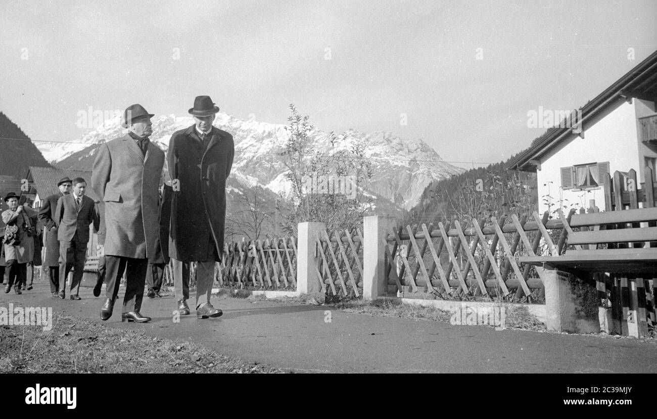 Mentre si è in visita a Schruns in Austria, il primo ministro rumeno Ion Gheorghe Maurer vuole cacciare un camoscio nel campo di caccia del Dr. Bertsch: Maurer (a sinistra) con il Dr. Bertsch. Foto Stock