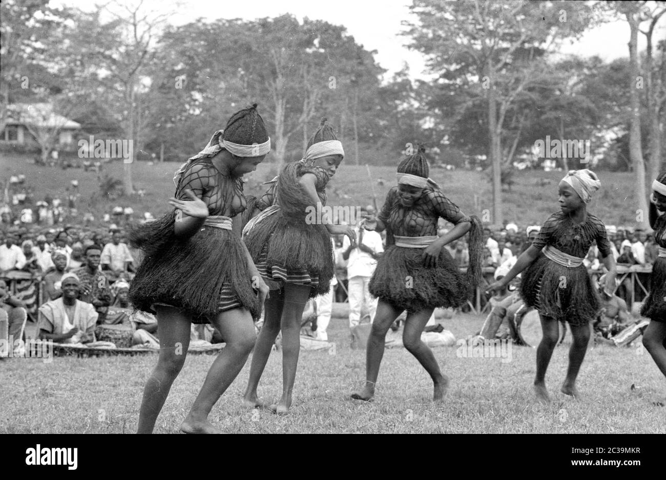 Quattro ragazze della Sierra Leone ballano in abiti tradizionali in una specie di festival. Foto Stock