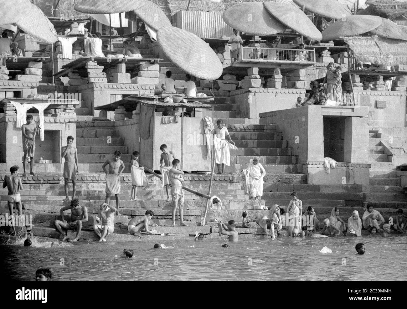 Indù sul Gange in Benares, anche conosciuto come Varanasi o Kashi, nello stato di Uttar Pradesh. Secondo la leggenda, la città vecchia di oltre 2500 anni è la città di Shiva, una delle principali divinità indù. Gli indù credono che il popolo da qui possa spezzare il ciclo eterno delle rinascite e raggiungere la salvezza, così tanti credenti vengono a Benares per morire qui. Foto Stock