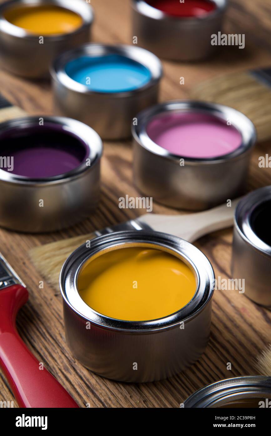 Colori dell'arcobaleno, apri barattoli di vernice Foto Stock