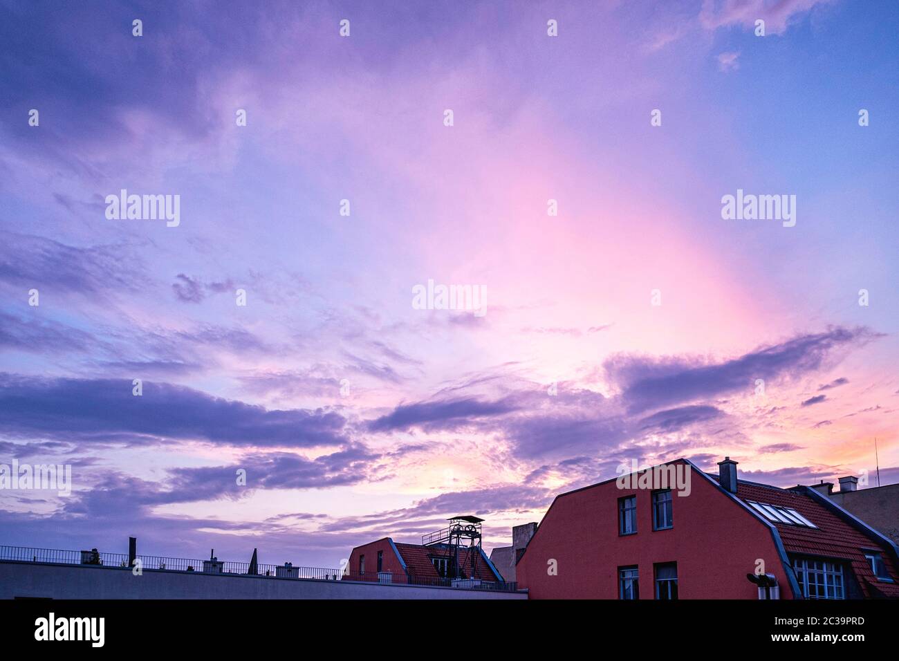 Cielo colorato al tramonto. Tramonto sul tetto di un edificio di appartamenti a Berlino, Germania Foto Stock