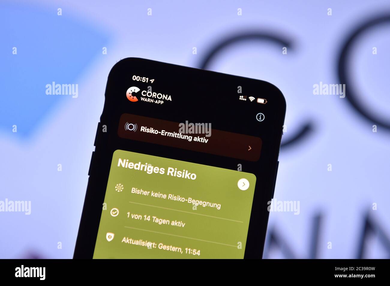 Germania. 18 Giugno 2020. Corona-WARN-App disponibile Corona-WARN-App ci aiuta a determinare se siamo venuti in contatto con una persona infetta e se vi è un rischio di infezione. Ciò ci consente di interrompere più rapidamente le catene di infezioni. L'app è un'offerta del governo tedesco. Il download e l'utilizzo dell'app sono completamente volontari. È disponibile gratuitamente nell'App Store e può essere scaricato da Google Play. Credit: Territory Photo Credit: Revierfoto/dpa/Alamy Live News Foto Stock