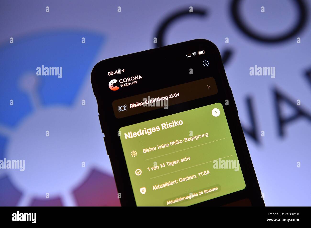 Germania. 18 Giugno 2020. Corona-WARN-App disponibile Corona-WARN-App ci aiuta a determinare se siamo venuti in contatto con una persona infetta e se vi è un rischio di infezione. Ciò ci consente di interrompere più rapidamente le catene di infezioni. L'app è un'offerta del governo tedesco. Il download e l'utilizzo dell'app sono completamente volontari. È disponibile gratuitamente nell'App Store e può essere scaricato da Google Play. Credit: Territory Photo Credit: Revierfoto/dpa/Alamy Live News Foto Stock