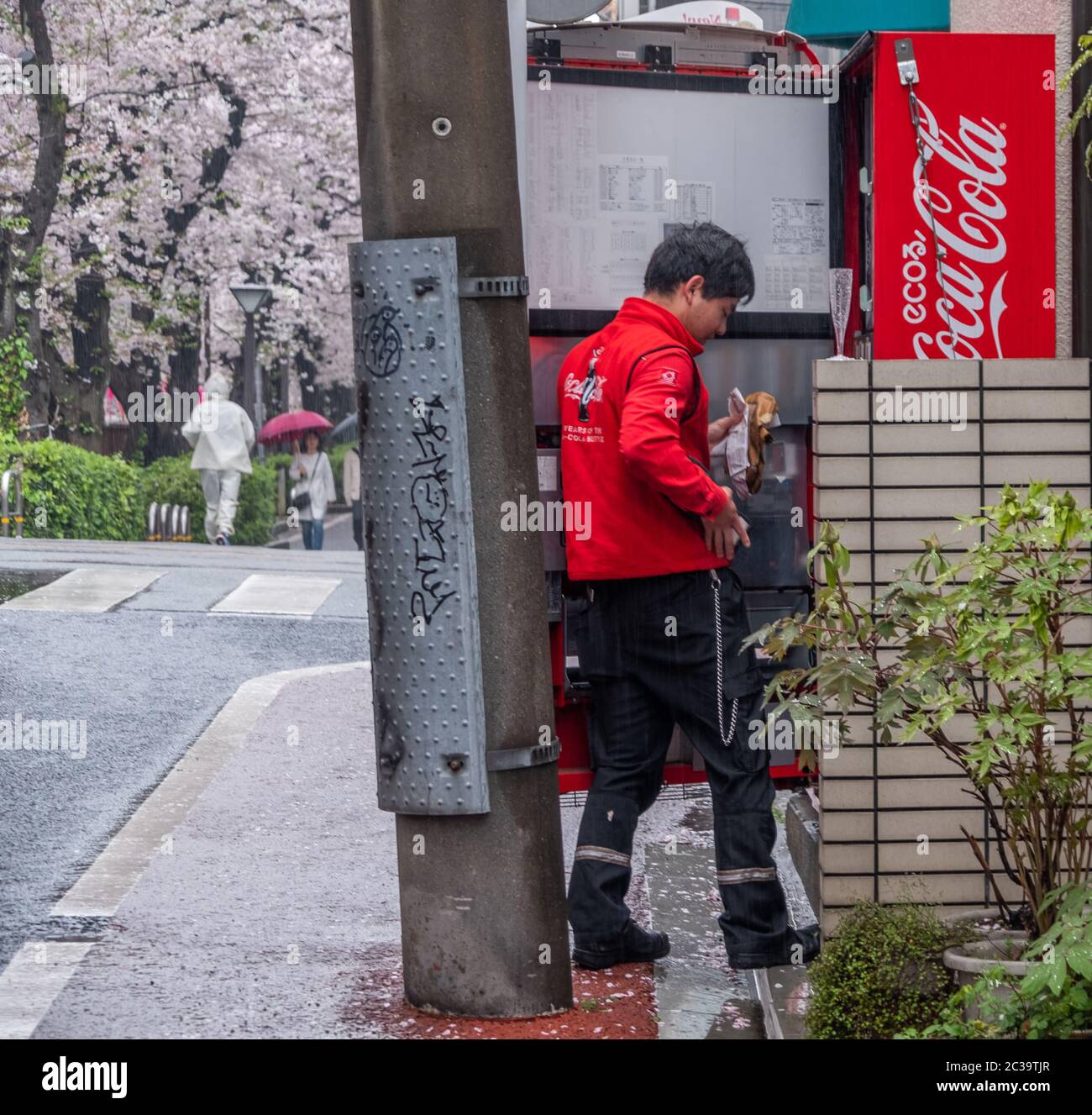 Uomo che consegna e rifornisce le bevande Coca Cola al quartiere Nakameguro, Tokyo, Japanp Foto Stock