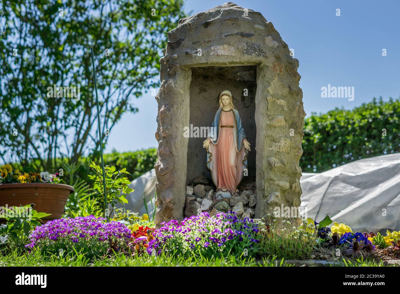 Grotta Da Giardino Per Madonna Madonna nella grotta rupestre immagini e fotografie stock ad alta