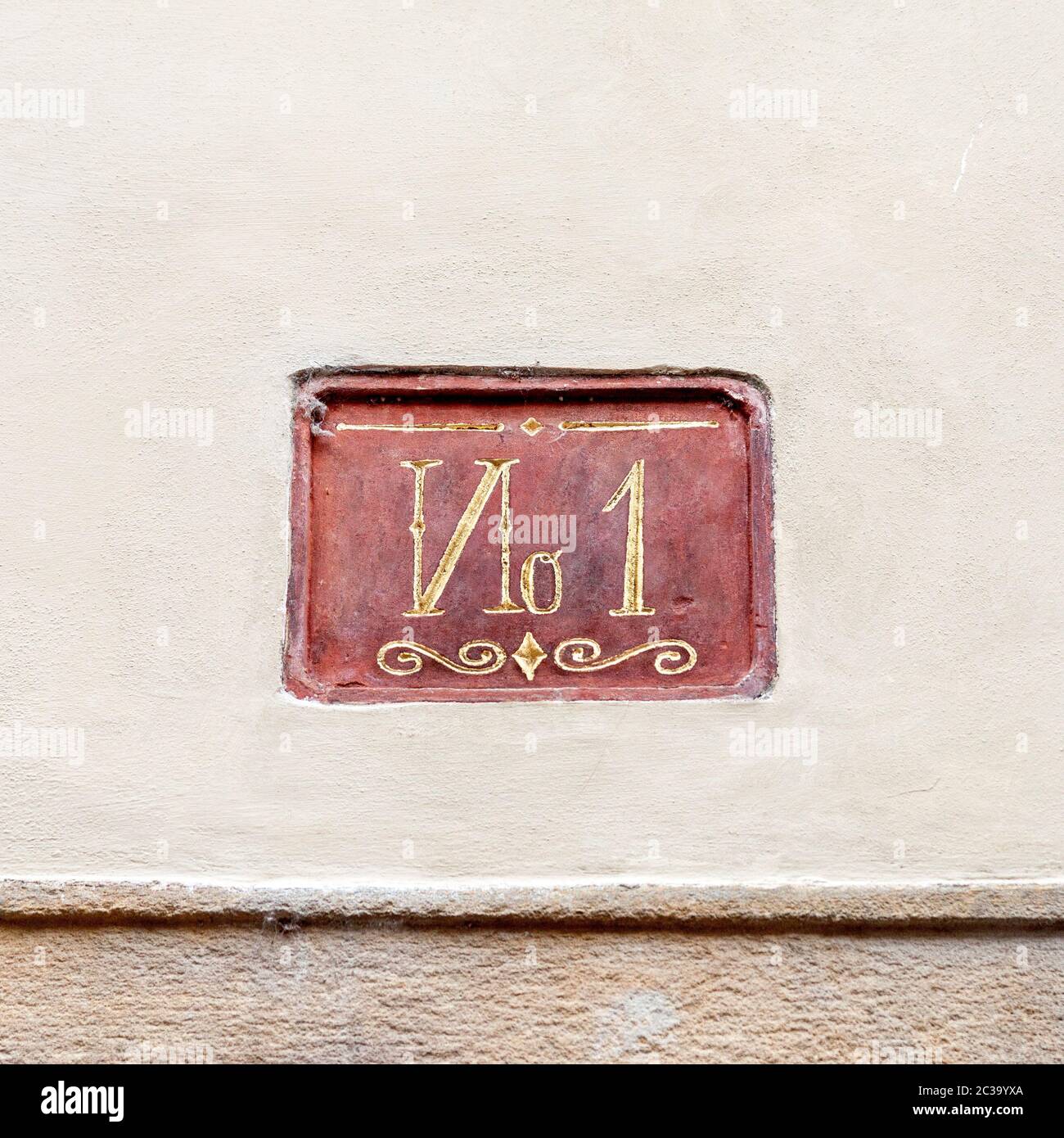 Il numero uno di casa o appartamento piastra. Lettering decorativo sulla parete di tondi per cemento, campione o concetto vincitore Foto Stock