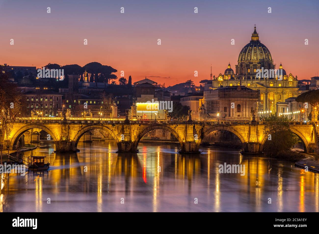 Il fiume Tevere e la Basilica di San Pietro nella Città del Vaticano, in Italia, al tramonto Foto Stock