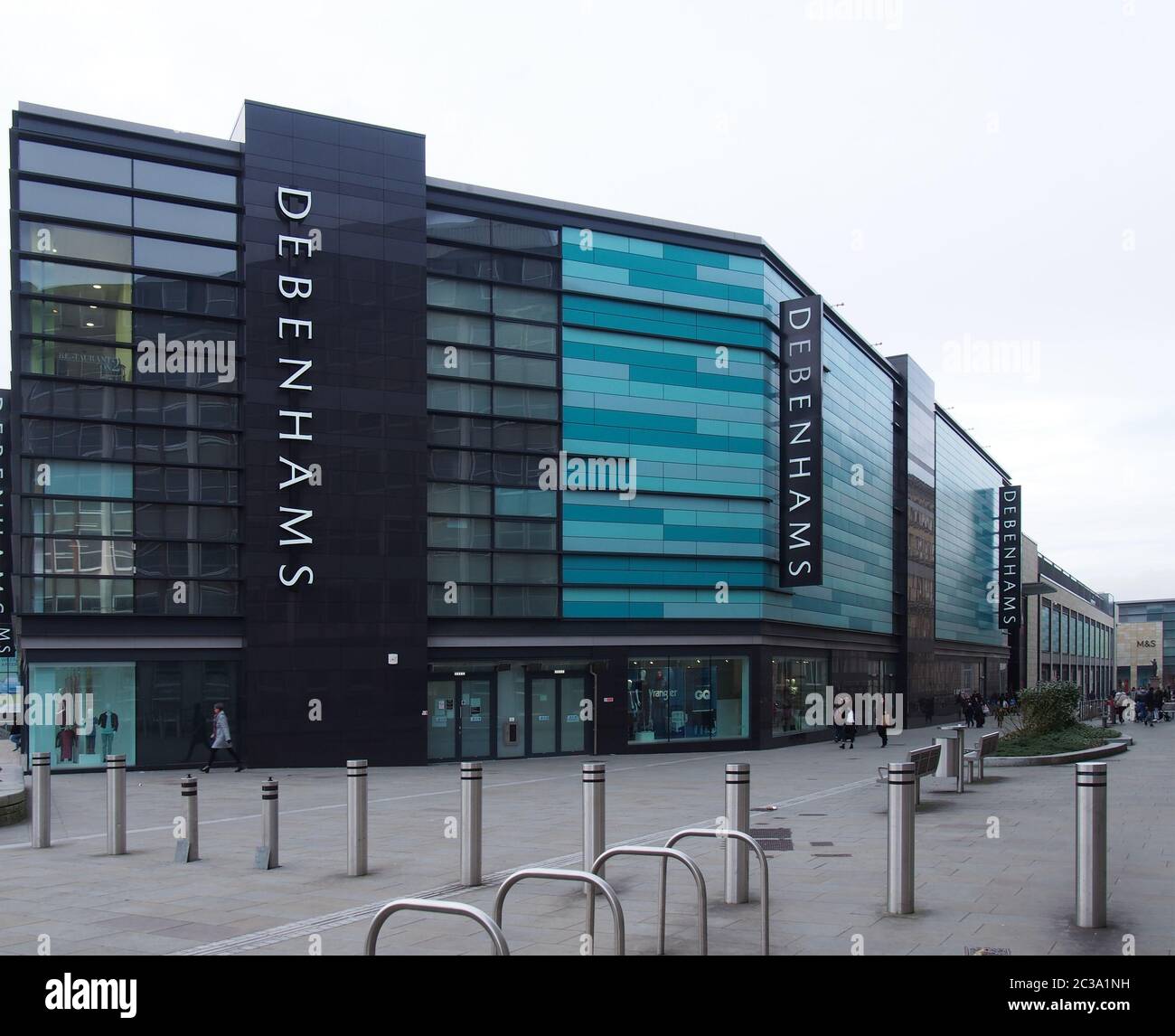 La gente passera' accanto al grande magazzino Debenhams vicino al centro commerciale Broadway a Bradford Foto Stock