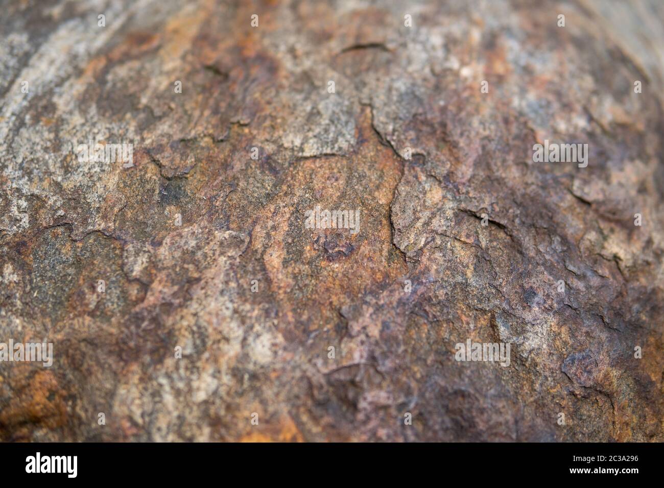 Dettaglio di una roccia con effetto di sollecitazione termica e di resistenza agli agenti atmosferici di strati visibili pelato per sfogliatura Foto Stock