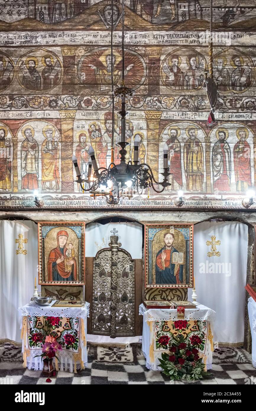 L'interno dipinto a colori della vecchia chiesa in legno di San Parascheva (1770), Deseşti, Maramureș, Romania Foto Stock