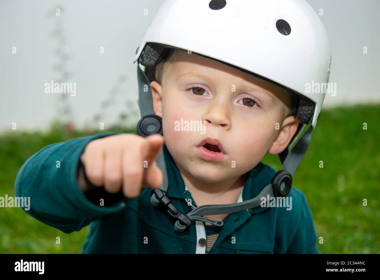 Ritratto di giovane ragazzo con casco bianco Foto Stock