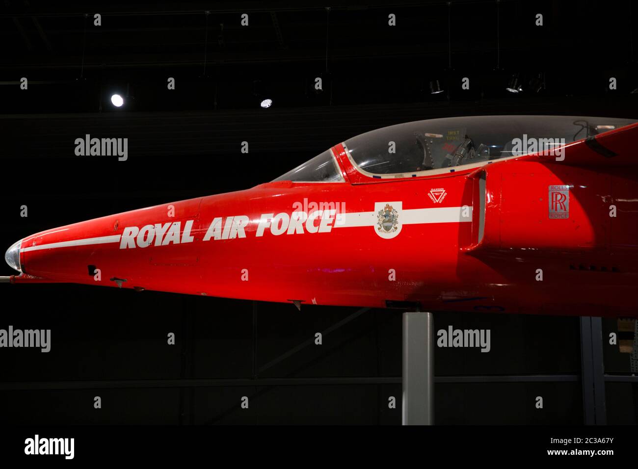 RAF HAWKER SIDDELEY GNAT T.1 XR977 / 8640M ancora in schema colore ‘Reds’ / in livrea frecce rosse . Hangar 1 / H1. Museo dell'aeronautica reale di Londra (117) Foto Stock