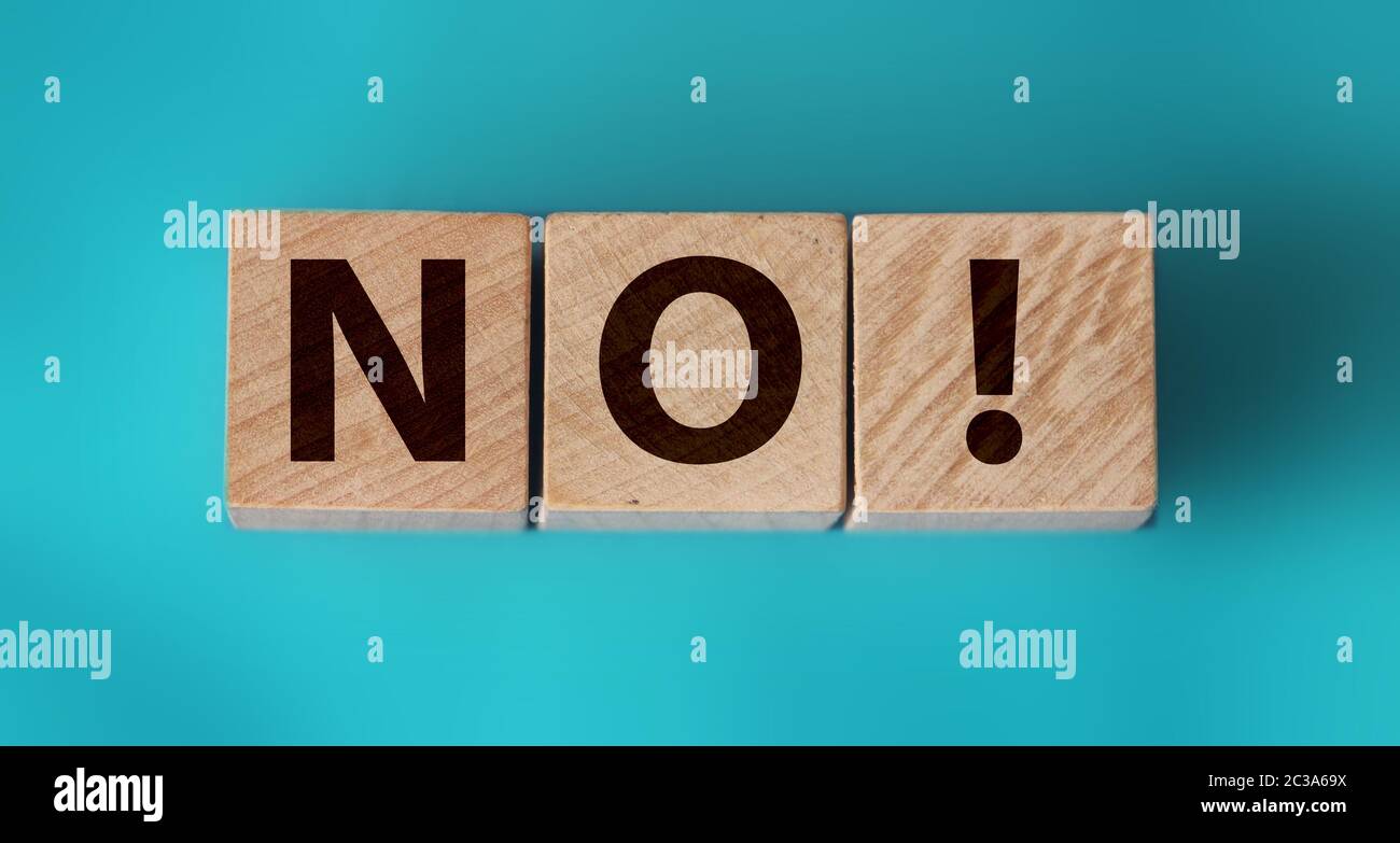 Cubi di legno con testo no su sfondo blu. Concetto di risposta negativa. Nessun rischio, nessuna violenza o nessun concetto di discriminazione Foto Stock