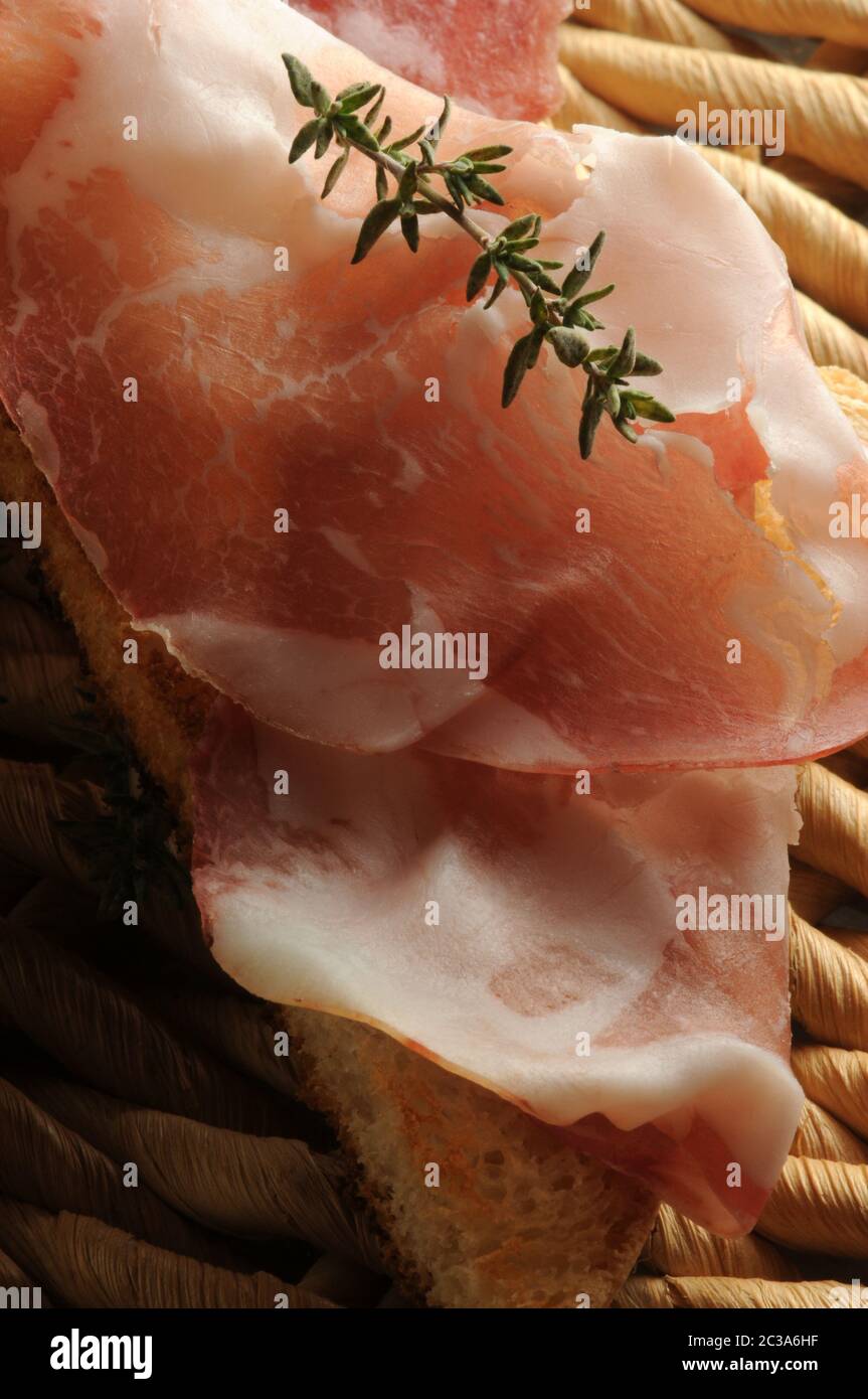 Tagli freddi misti sul pane Foto Stock