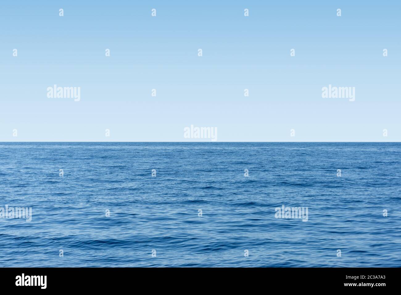 Vista mare blu e orizzonte cielo chiaro. Concetto di viaggio e ambiente. Foto Stock