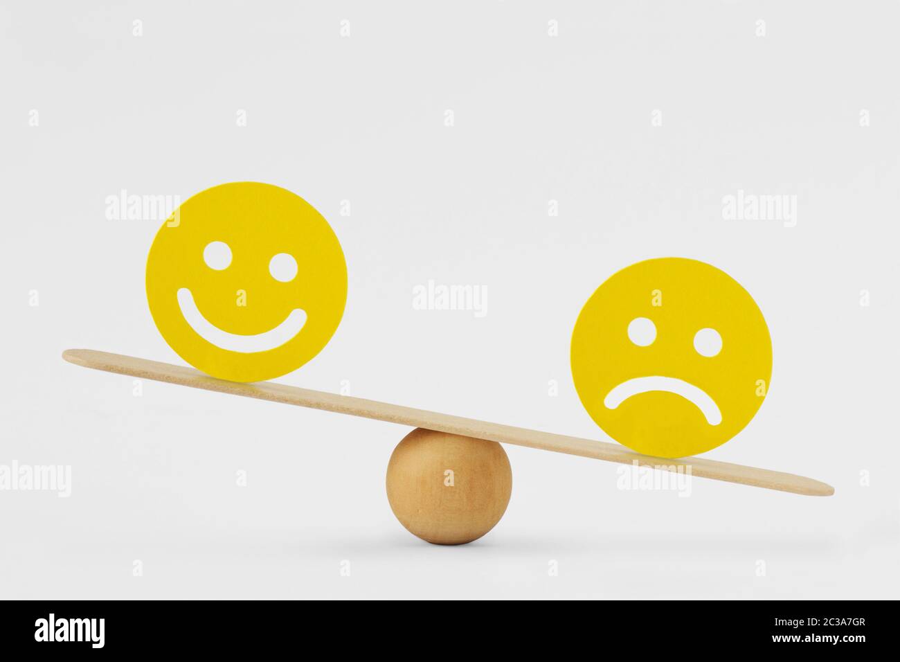 Faccia sorridente e faccia triste su scala - concetto di tristezza come emozione predominante Foto Stock