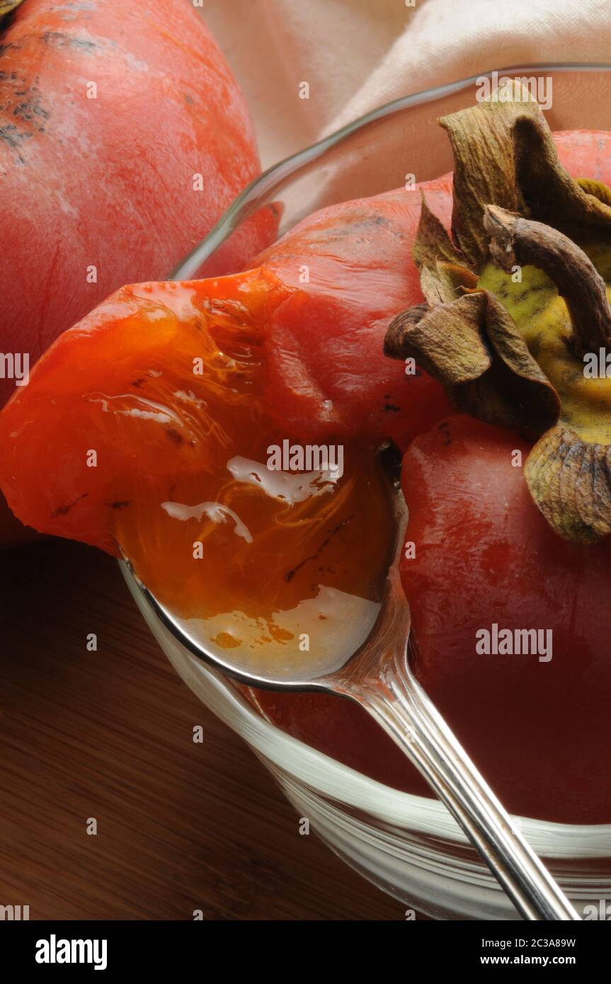 Primo piano di persimmons maturi in autunno Foto Stock