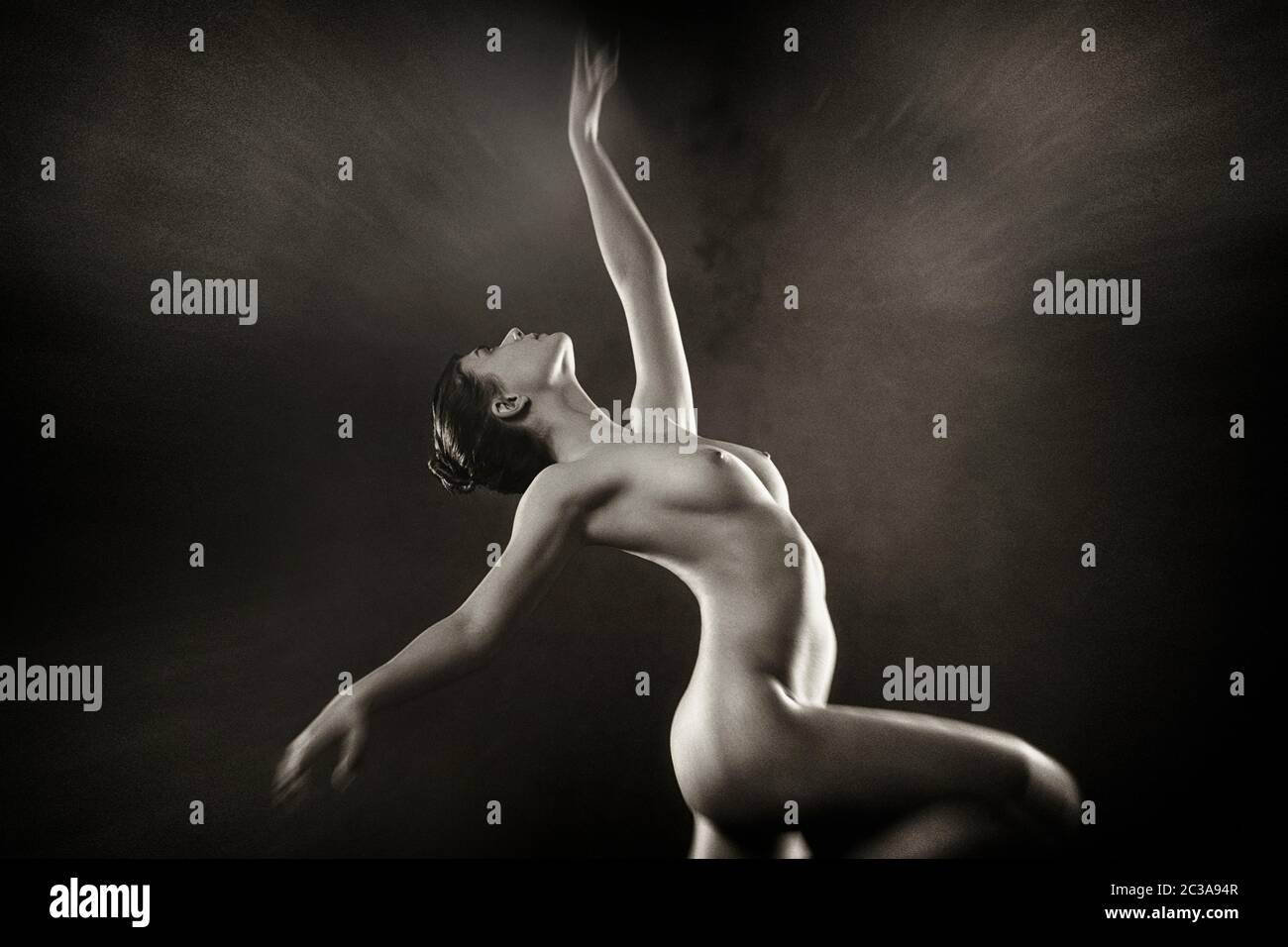 ballerina giovane su sfondo nero Foto Stock
